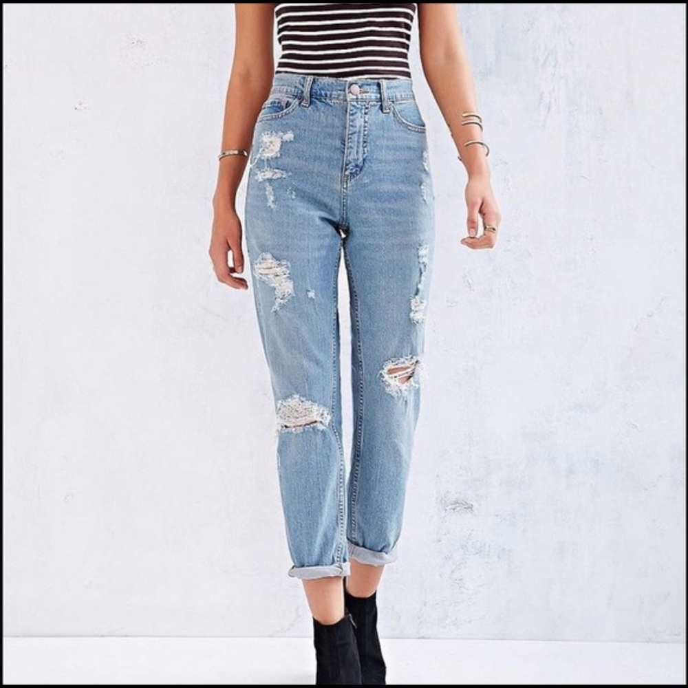 Bdg mom Jean light wash ripped distressed